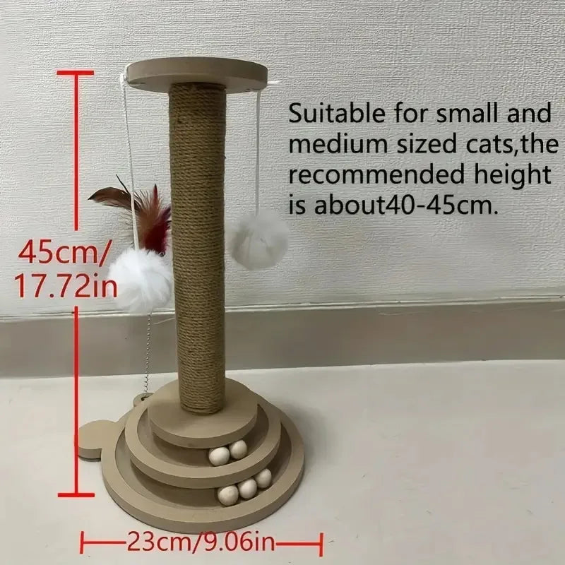 Poste arranhador com bolas e penas penduradas